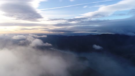 paisaje de la cima de la montaña con nubes
