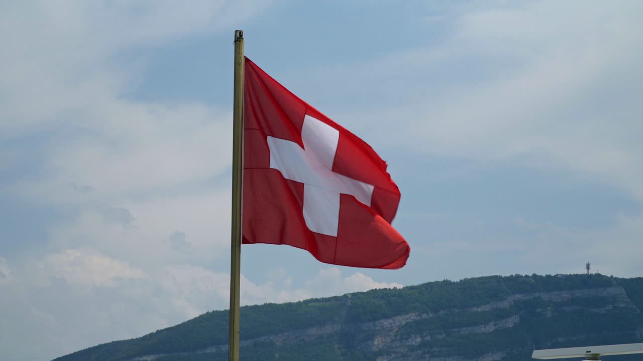 Schweizer Flagge weht sanft im Wind