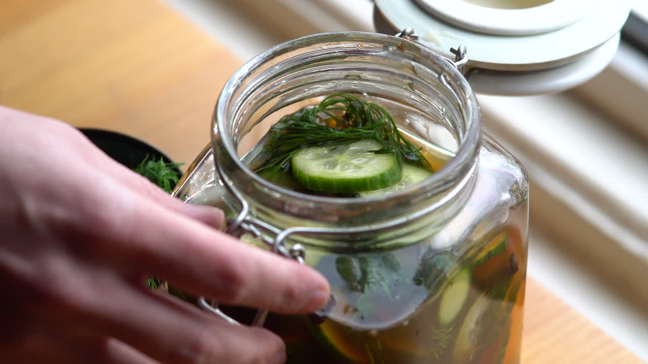abriendo un tarro de pepinillos