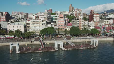 Paseo-Junto-Al-Río-Tamsui:-Lugar-De-Ocio-Frente-Al-Mar-De-Taipei,-Aéreo