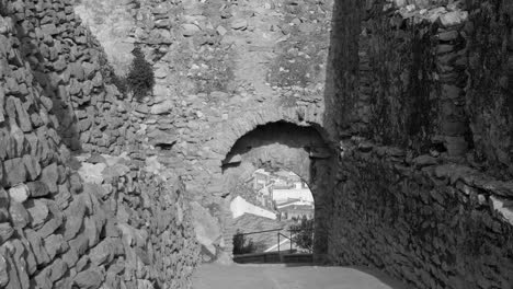 Rodada-En-Blanco-Y-Negro-De-Los-Restos-De-Una-Antigua-Puerta-De-Entrada-De-Un-Castillo-Medieval-En-Cervera-Del-Maestre,-Provincia-De-Castellón,-España