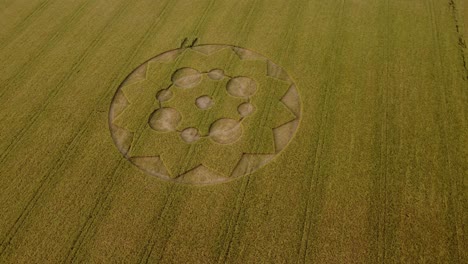 Vista-Aérea-De-Crop-Circle-En-El-Campo-En-Sutton-Scotney,-Winchester,-Reino-Unido