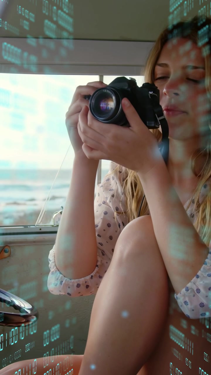 Video vertical: Mujer ajustando el enfoque de una cámara DSLR al mando, preparando la toma, con una superposición deslizándose por la ventana