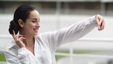 Nahaufnahme-Einer-Frau,-Die-Im-Freien-Ein-Selfie-Mit-Dem-Smartphone-Macht.-Mädchen,-Das-Ein-Foto-Von-Sich-Selbst-Macht