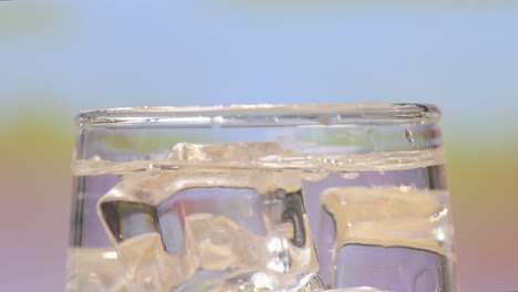 un vaso de agua con hielo