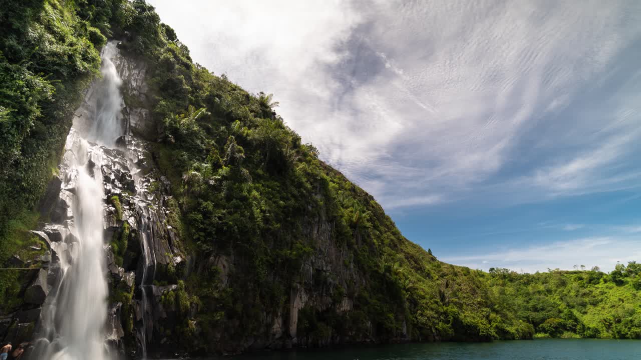 Impresionante cascada cayendo por un acantilado verde exuberante