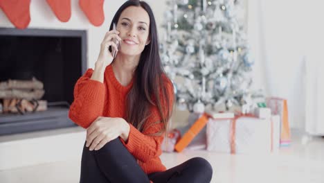 Mujer-Joven-Hablando-Por-Un-Teléfono-Móvil