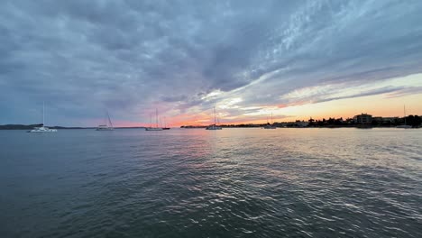 Panorama-De-La-Puesta-De-Sol-Sobre-El-Adriático-Con-Cielo-Colorido-Y-Nubes-Y-Ondas-De-Luz-En-Zadar,-Croacia