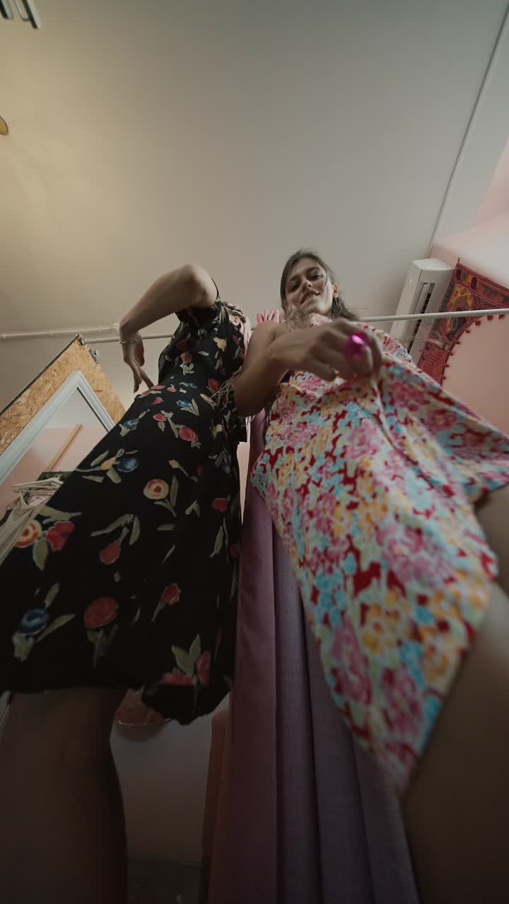 Frauen in Blumenkleidern posieren für ein Fotoshooting
