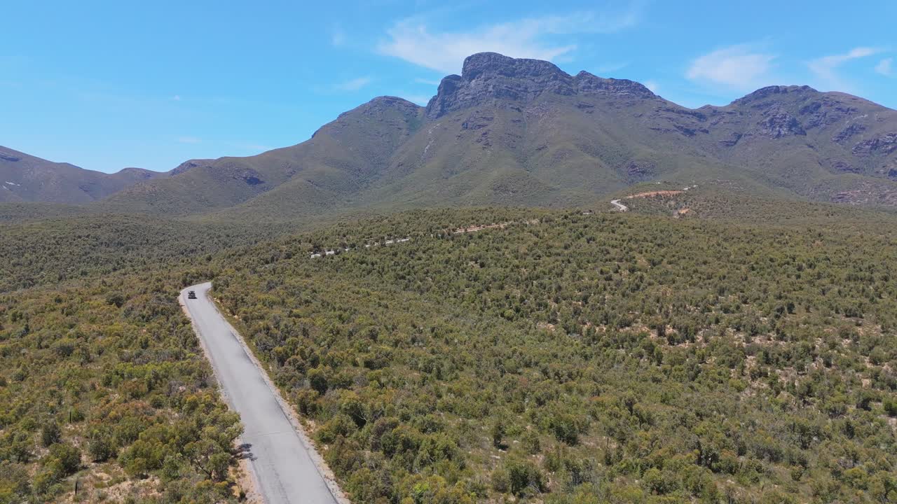 블러프  (bluff knoll) 으로 가는 길에서 서부 오스트레일리아의 스링 레인지 (stirling ranges) 를 가로질러 휘어지는 도로를 따라 운전하는 자동차