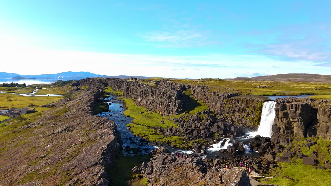 fotografía aérea de la cascada de oxararfoss en el cañón de thingvellir en islandia