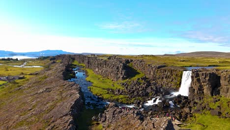 Toma-Aérea-De-Establecimiento-De-La-Cascada-De-Oxararfoss-En-El-Cañón-Thingvellir-En-Islandia