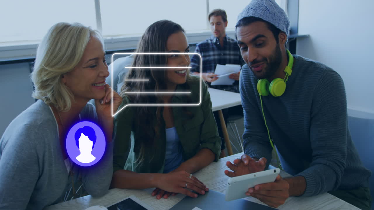 사무실에서 디지털 태블릿을 통해 다양한 동료에 대한 프로필과 메시지 아이콘의 애니메이션