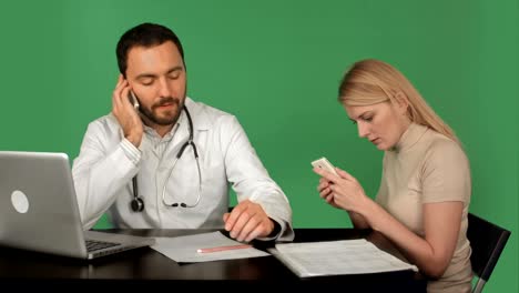 médico serio y paciente en el teléfono en el hospital en una pantalla verde, clave de croma