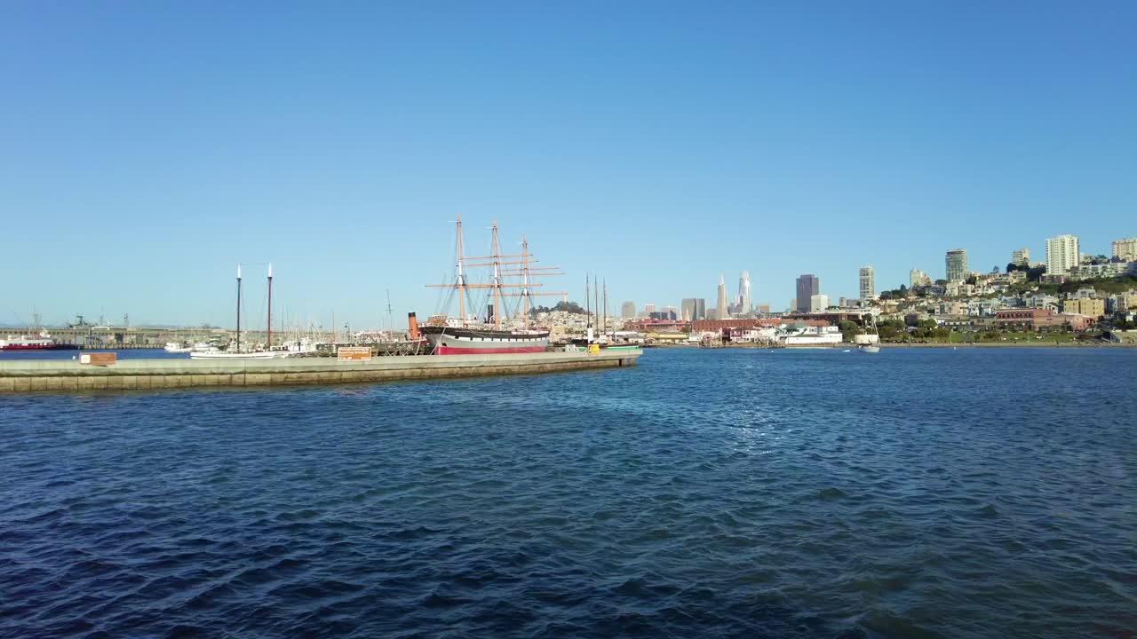 статичный снимок с голубой воды порта с видом на городской пейзаж сан-франциско, калифорния