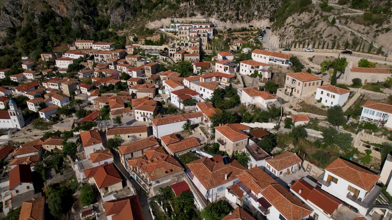 pueblo albanés en las montañas de la costa jónica con casas de techo rojo reconstruidas y callejones estrechos pavimentados con adoquines