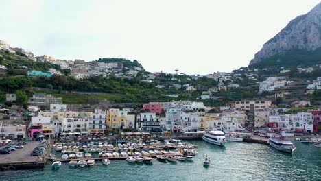 turistas en la ciudad de capri, italia