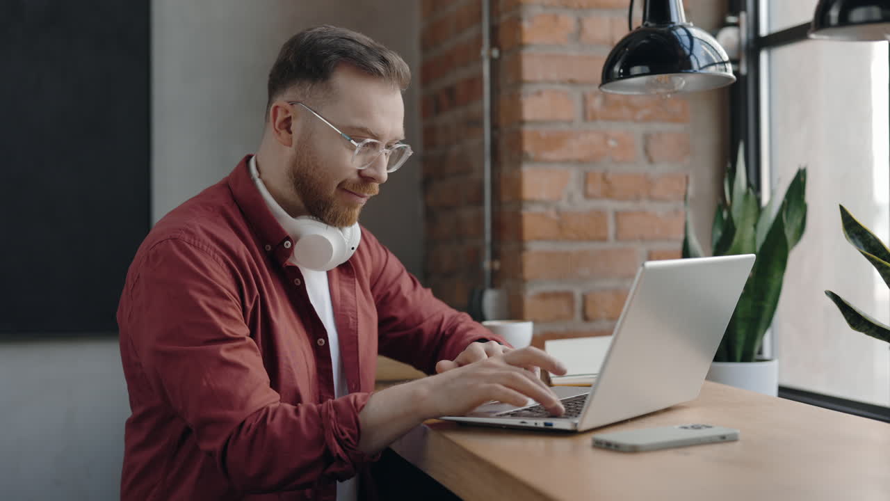 Man working on laptop in a cafe