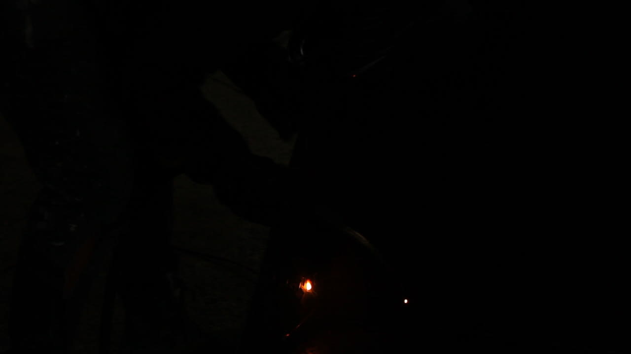 작업자가 시트를 함께 연결하는 동안 푸른 빛을 생성하는 뜨거운 용접 아크 굽기