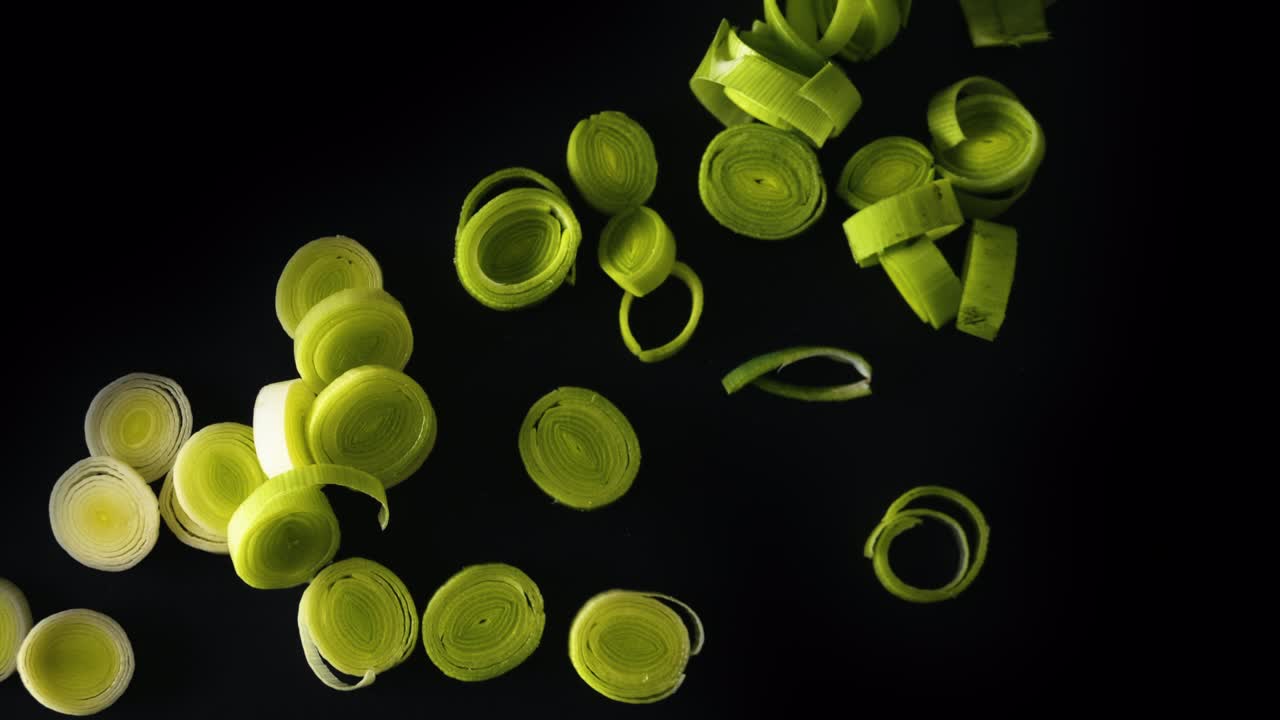 신선한 소금과 반지로 잘라, 위에서 근접 촬영