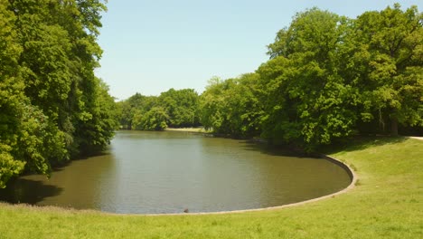 Estanque-Escénico-En-El-Parque-Bois-De-La-Cambre-En-Bruselas,-Bélgica---Panorámica