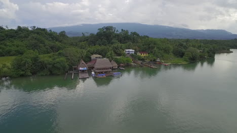 Eine-Antenne-über-Einem-Kleinen-Dorf-Am-Rio-Dulce-In-Guatemala-5