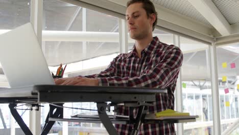joven que trabaja en una oficina creativa