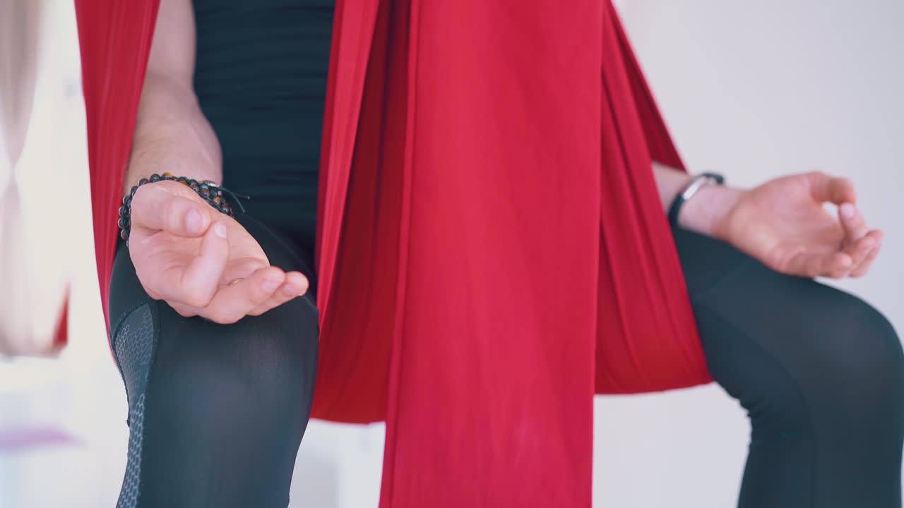 남자 는 하마크 에 앉아 있는 무드라 자세 로 손가락 을 들고 있다