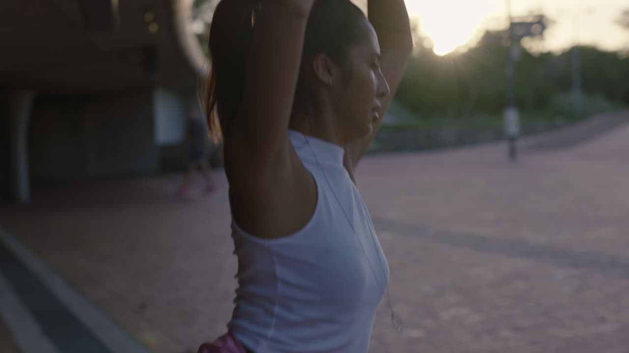donna ballerina giovane ballerina hip hop ispanica in città che si gode fresche mosse di danza urban freestyle che pratica l'espressione al tramonto da vicino