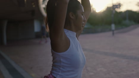 Mujer-Bailando-Joven-Bailarina-Hispana-De-Hip-Hop-En-La-Ciudad-Disfrutando-De-Frescos-Movimientos-De-Baile-Urbano-De-Estilo-Libre-Practicando-La-Expresión-Al-Atardecer-De-Cerca