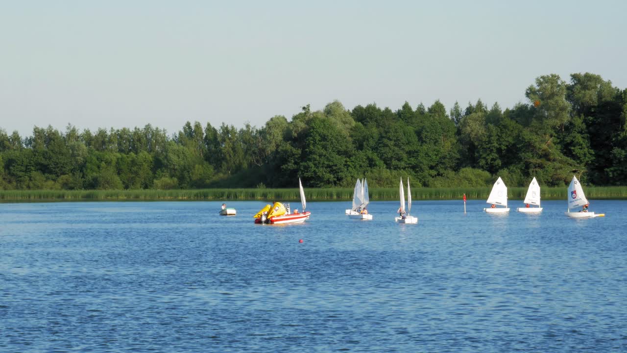 botes optimistas de vela en el parque acuático en kolbudy, gdansk, polonia en verano