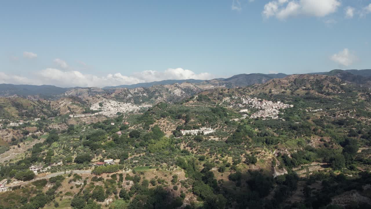 vista aérea moviéndose a través de las cadenas montañosas de calabria en el sur de italia