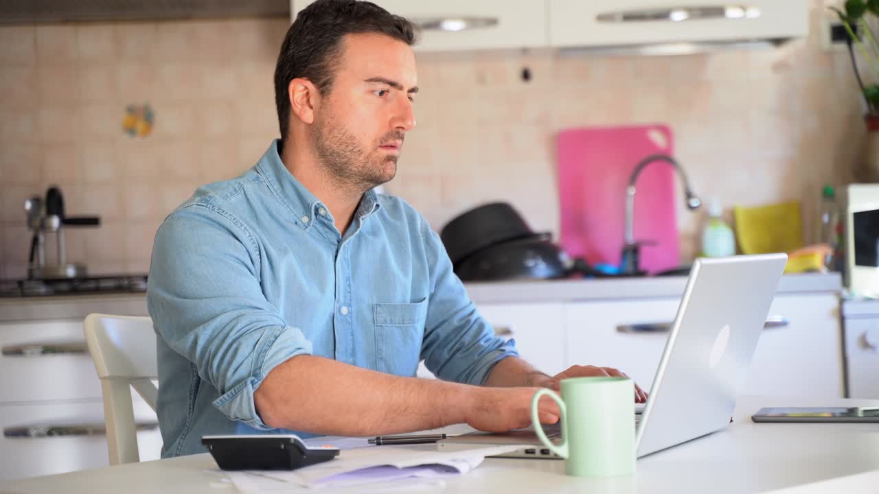 video de un hombre planeando los gastos de la familia en casa