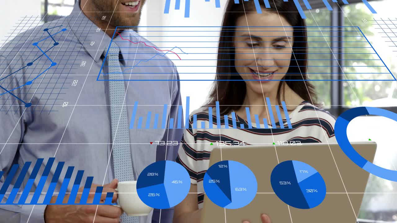 Una mujer usando una tablet y un hombre apoyado con una taza de café revisando datos empresariales con gráficos azules flotantes.