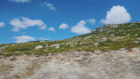 Schöne-Landschaft-Des-Ländlichen-Norwegens-Blick-Aus-Dem-Fenster-Des-Busses-4k-Video