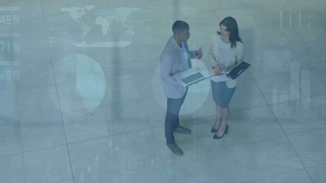 Un gruppo eterogeneo di professionisti che parlano e usano i laptop nella hall di un ufficio moderno