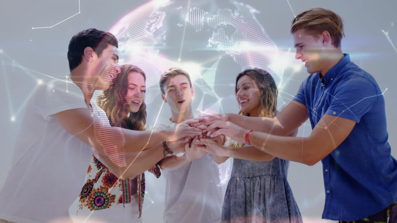 animación de lápices de colores sobre una feliz maestra caucásica y alumnos diversos en la escuela