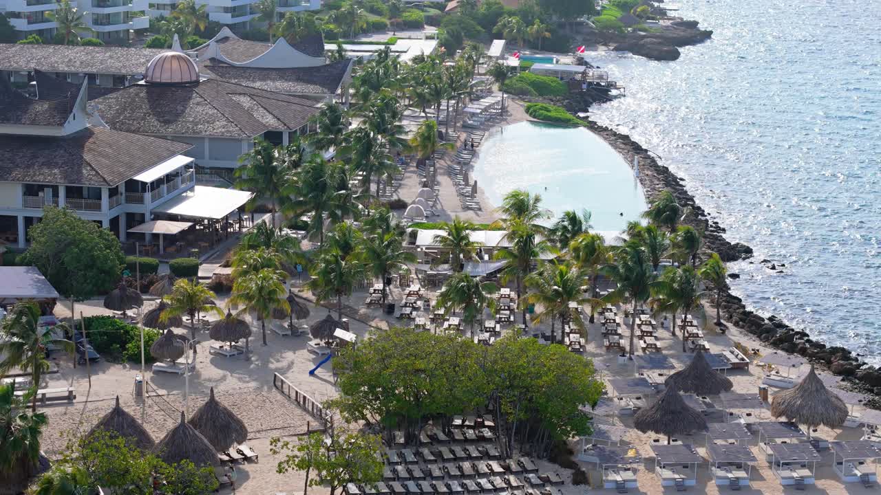 paralaje aéreo alrededor de la piscina infinita de agua salada con vistas al hermoso mar del caribe