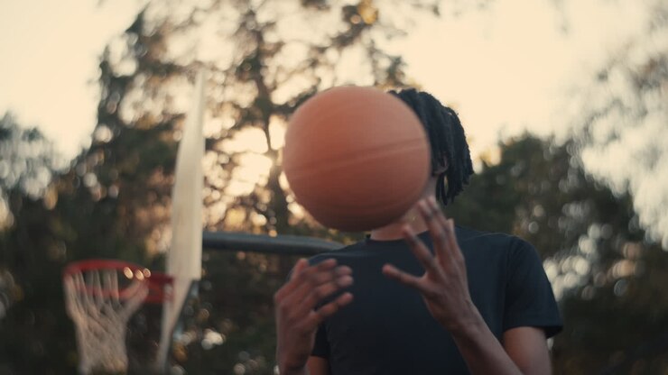 Jovem jogando basquete