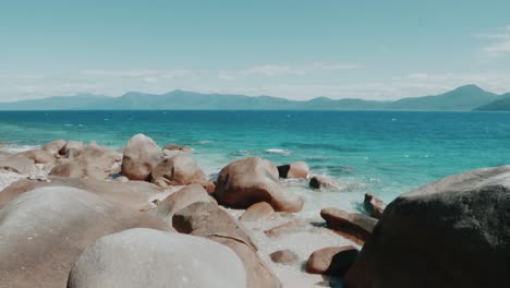 Beautiful-beach-with-rocks-and-blue-ocean-in-the-background-in-Queensland,-Australia