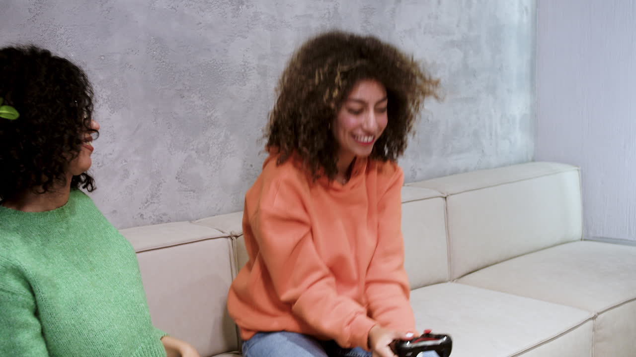 Amici che giocano ai videogiochi