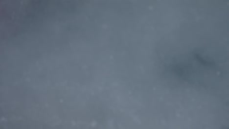 nuvens desfocadas sob a água de repente se espalham em direção à tela, criando um maravilhoso efeito de transição, fundo abstrato