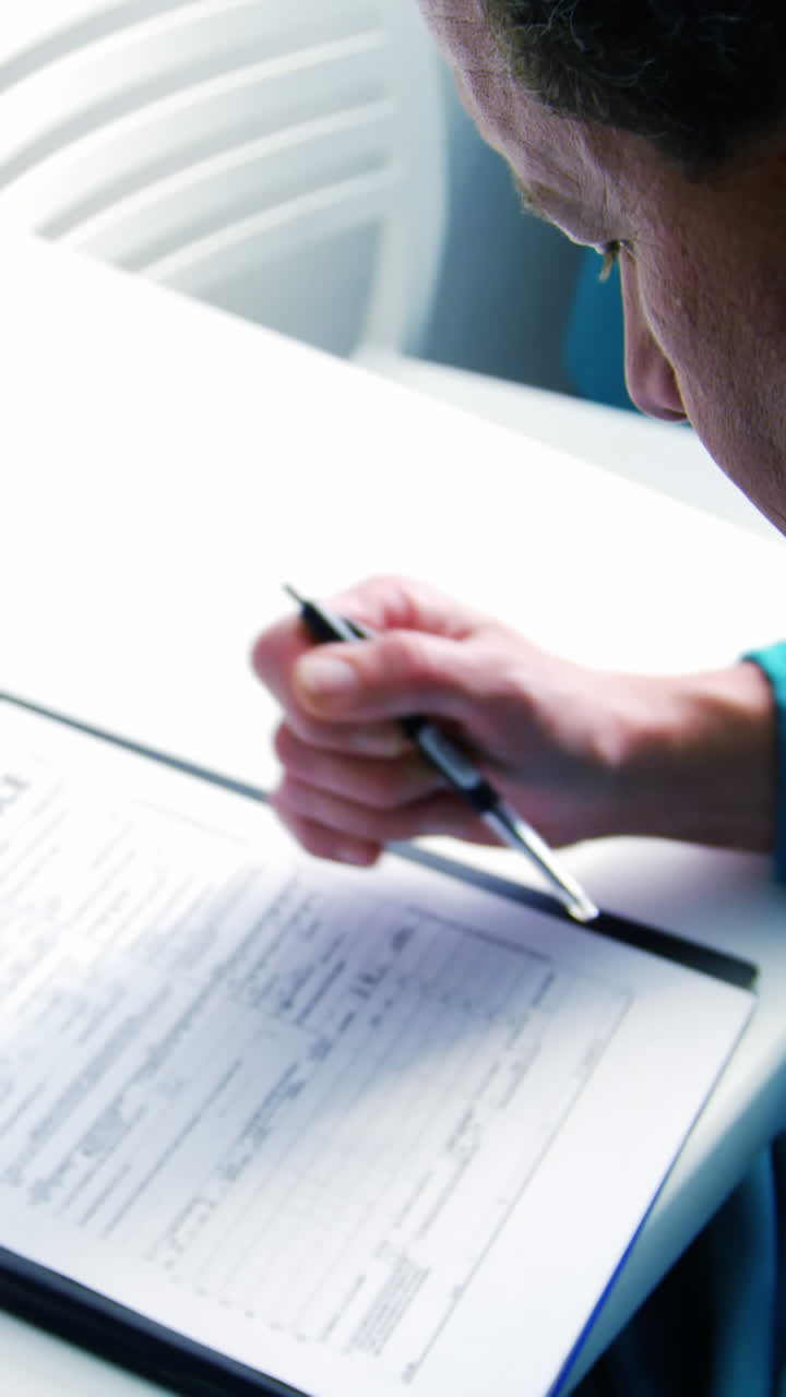 médico que llena el formulario de seguro médico