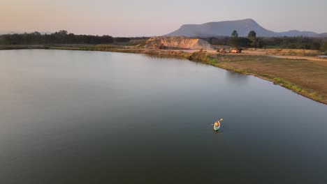 Paisaje-Escénico-Con-Una-Canoa-En-Un-Lago-Azul-Con-Montañas-En-El-Fondo-En-Tailandia