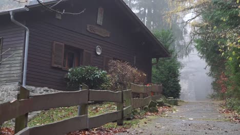 Große-Deutsche-Holzhütte-Im-Wald,-Nebel,-Kaltes-Wetter,-Langsame-Kamerabewegung-Horizontal