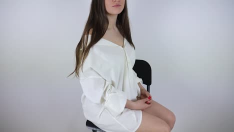 ⁇ 색 방에서 의자에 앉아 있는 멋진 여성 모델로  ⁇