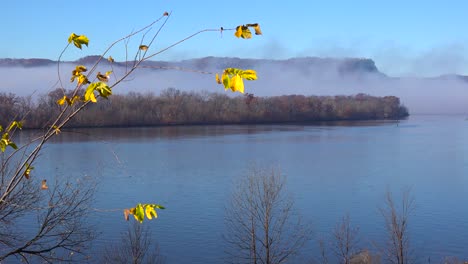 El-Follaje-De-Otoño-Dorado-A-Lo-Largo-De-Los-Acantilados-Del-Río-Mississippi-En-La-Frontera-1-De-Wisconsin,-Iowa