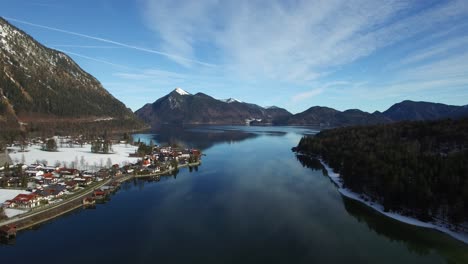 Toma-Aérea-O-Vuelo-En-El-Lago-Walchen-En-Los-Alpes,-Baviera,-Alemania-1