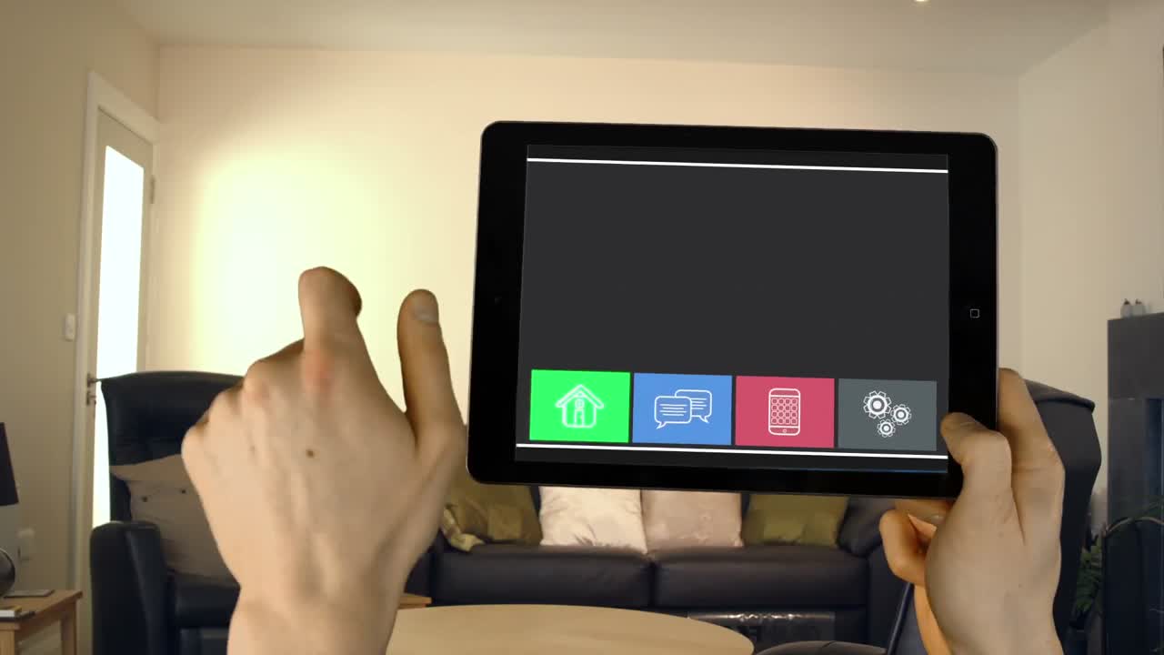 las manos del hombre usando la tableta