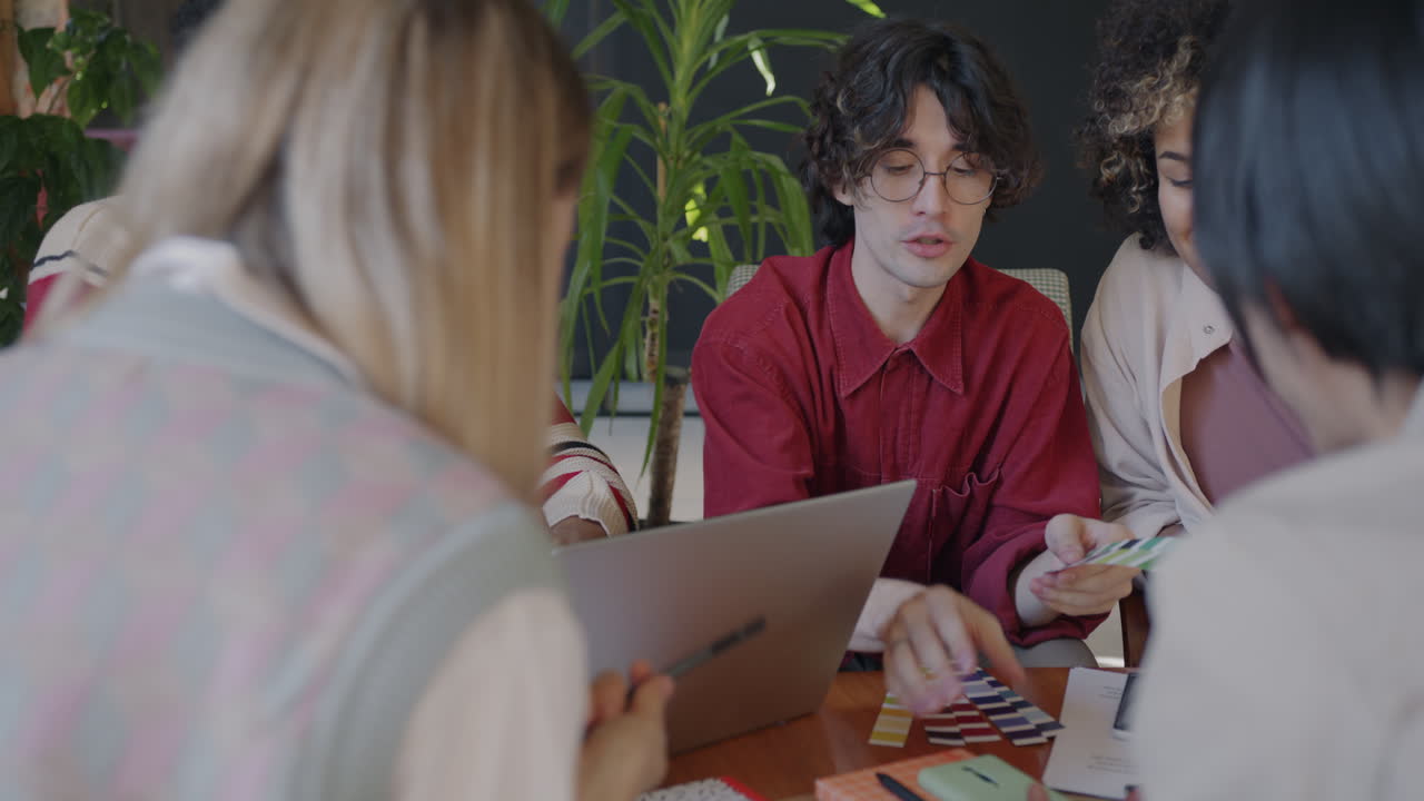 크리에이티브 팀 회의